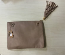 Load image into Gallery viewer, Tassel my pearl pouch
